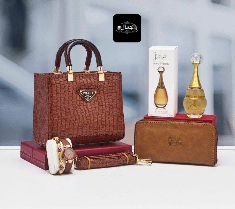 Luxus-Set Bordeaux mit Prada Handtasche und Good Girl Parfum