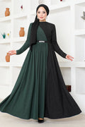 Grünes Chiffon-Kleid mit Halskette