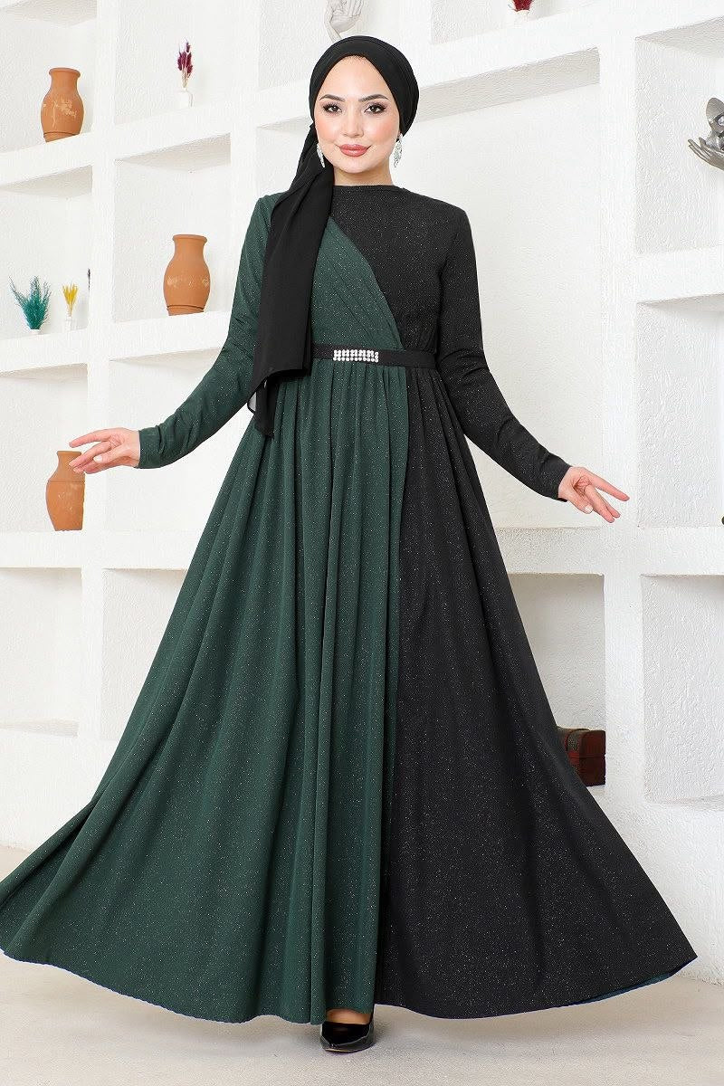 Grünes Chiffon-Kleid mit Halskette