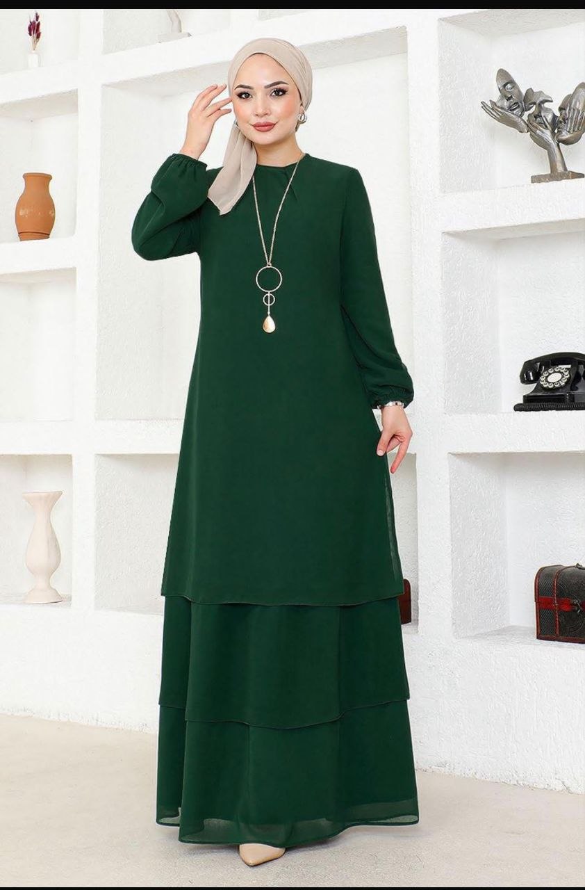 Bordeaux Abendkleid mit Goldbrosche und Cape